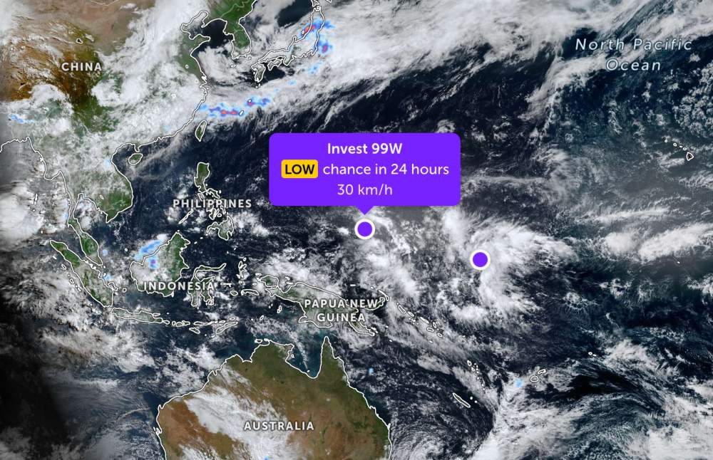 Hai áp thấp nối đuôi hình thành gần Biển Đông. ảnh: JTWC
