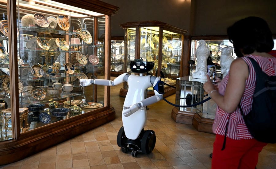 Một robot hướng dẫn du lịch tại Italy. Ảnh: AFP