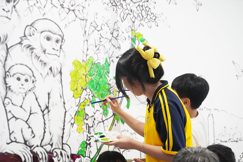 Da Nang students draw 10m long collective paintings about nature and biodiversity with the theme "Local actions for global efficiency". Photo: Tran Thi