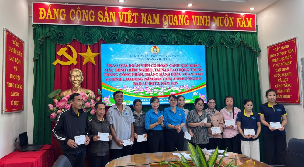 Những suất quà động viên đoàn viên, người lao động khó khăn, ảnh hưởng bởi thiên tai. Ảnh: Duy Tuấn