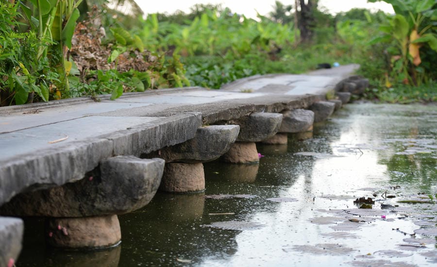 Cận cảnh các phiến đá trên cầu cho thấy kỹ thuật chế tác và lắp ghép tinh xảo của người xưa. Ảnh: Mai Hương