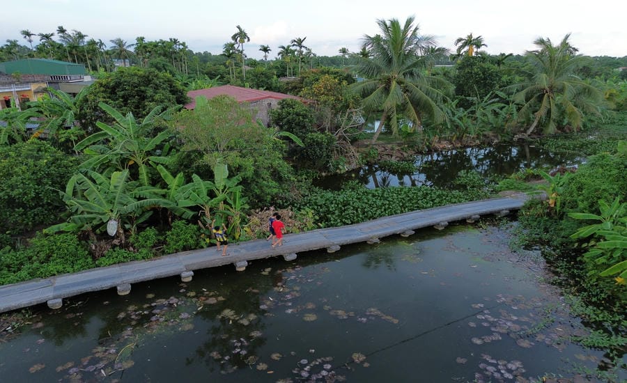 Qua bao mùa mưa nắng, cầu đá thôn Hiền Sỹ vẫn lặng lẽ nối đôi bờ. Ảnh: Mai Hương
