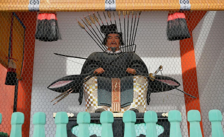 Tượng thần bảo hộ được đặt bên trong khu điện thờ tại Fushimi Inari Taisha. Ảnh: Việt Văn