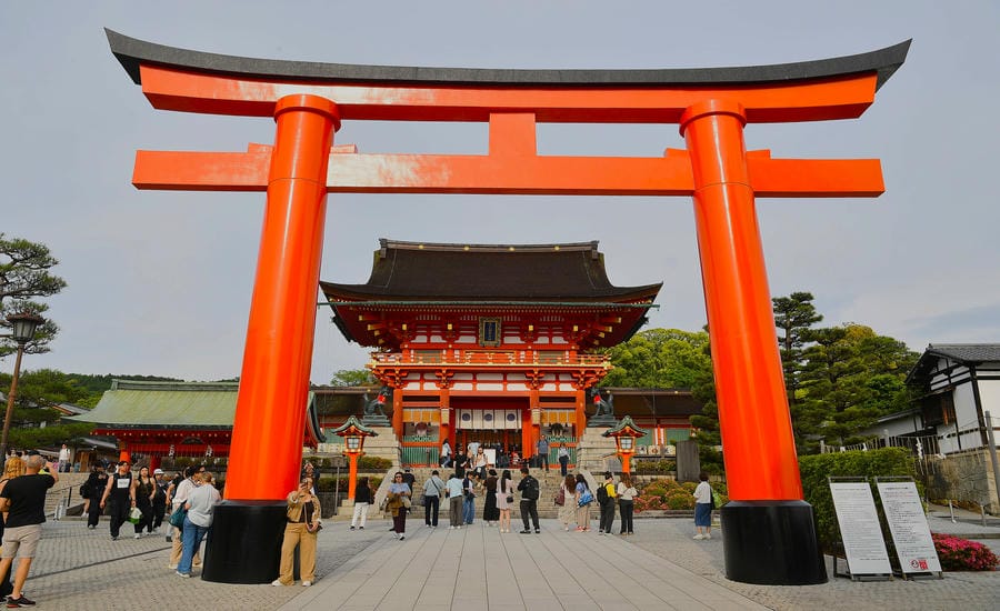 Fushimi Inari Taisha là địa chỉ đỏ hấp dẫn du khách. Ảnh: Việt Văn