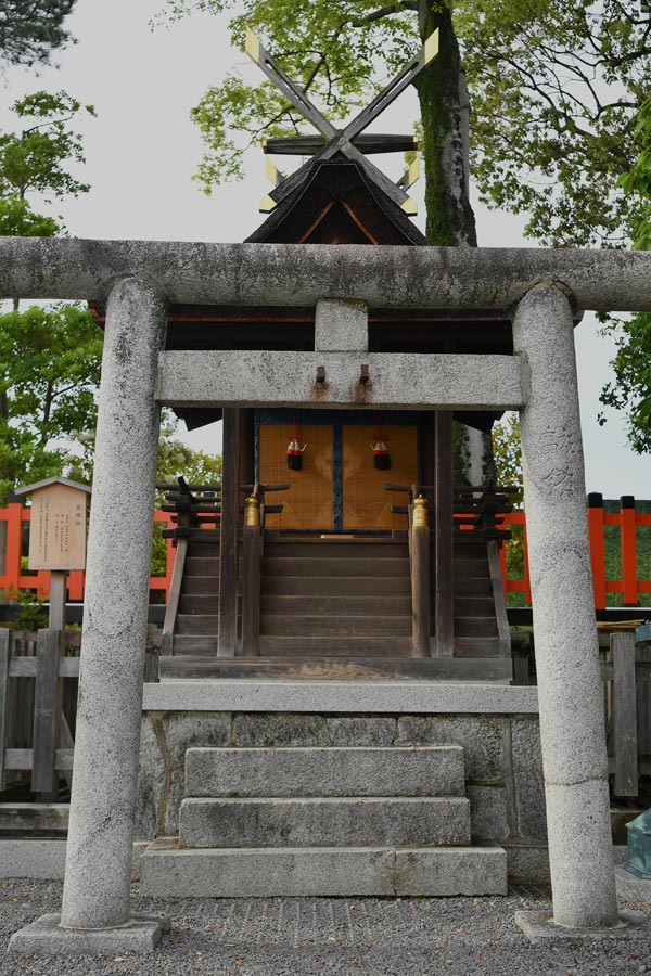 Một torii bằng đá dẫn vào đền thờ nhỏ trong khuôn viên Fushimi Inari. Với người Nhật, torii là ranh giới tượng trưng giữa thế giới đời thường và không gian linh thiêng của thần đạo Shinto. Ảnh: Việt Văn