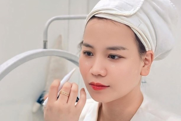 Female workers can apply some simple skin care steps to have a fresh appearance. Photo: Huong Lee