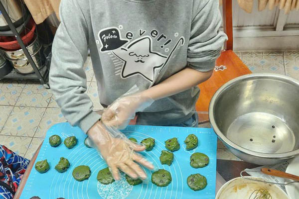 Nguyen Ha Minh - Ms. Pham Thu Trang's second daughter excitedly practices making cakes. Photo: Trang Pham