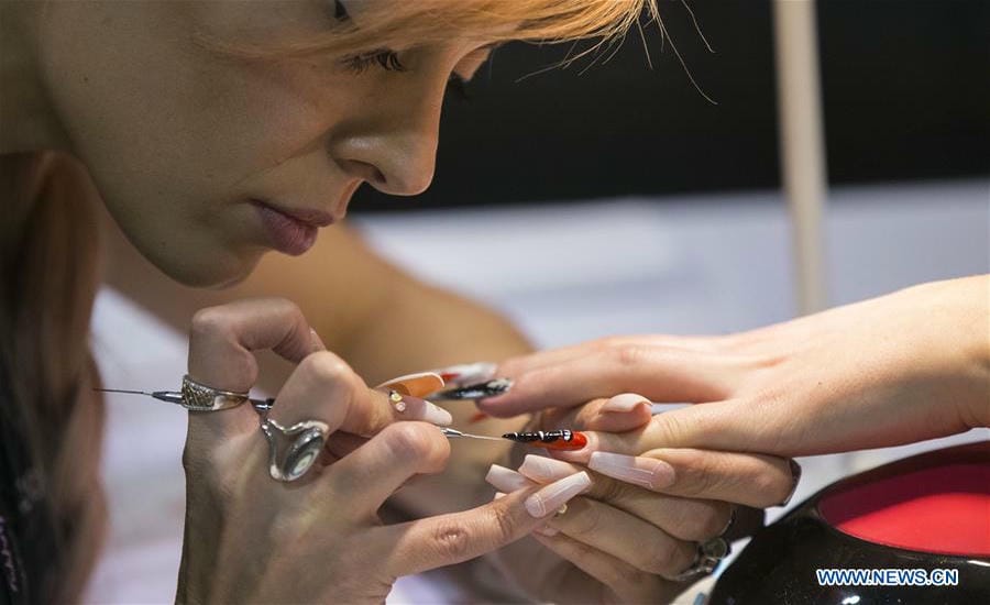 Xu hướng móng tự nhiên đang dần thay thế những bộ nail cầu kỳ tại nhiều salon. Ảnh: Xinhua