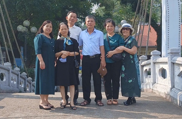 Mr. Nguyen Duc Hiep (standing in the middle, in front) and friends traveling to Son Tay celebrate pension increase. Photo: Character provided