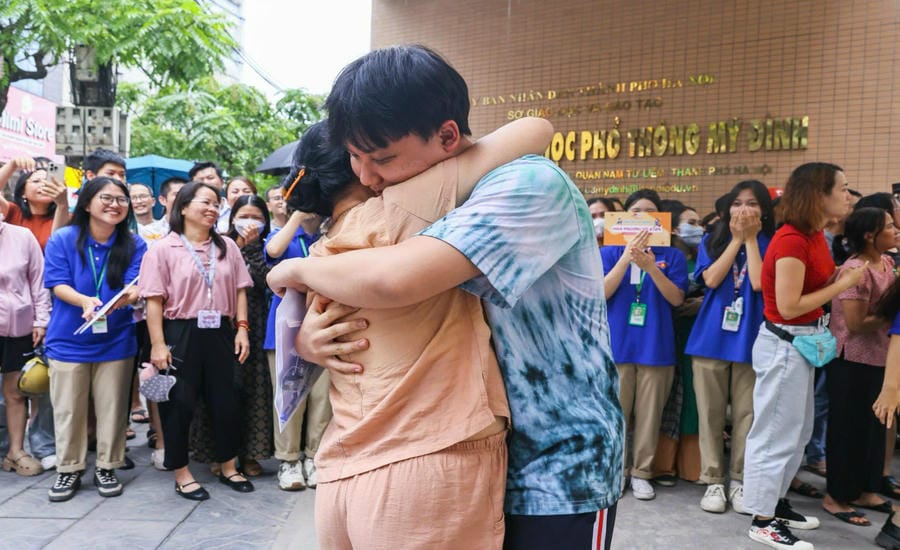 Phụ huynh đồng hành cùng học sinh trong kỳ thi tuyển sinh lớp 10 THPT công lập tại Hà Nội năm 2025. Ảnh: Hải Nguyễn