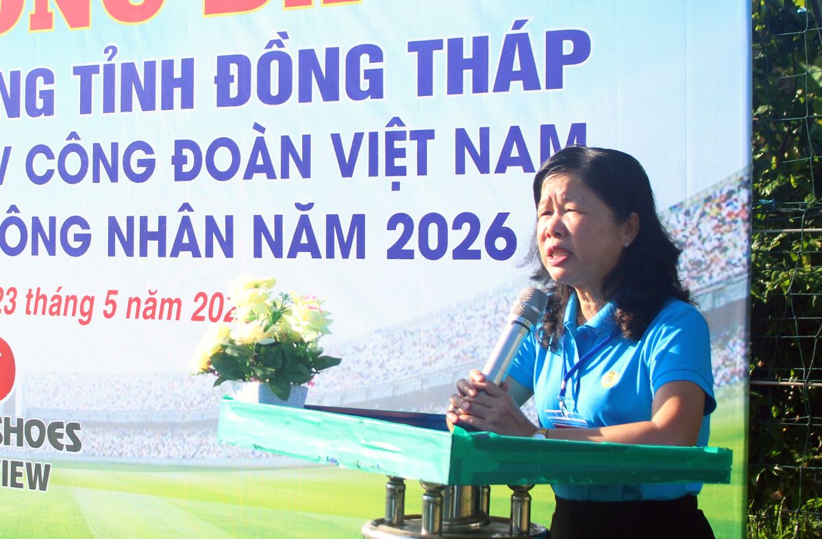 Chủ tịch Liên đoàn lao động tỉnh Đồng Tháp phát biểu khai mạc giải bóng đá tại khu vực Mỹ Tho. Ảnh: Thanh Mai