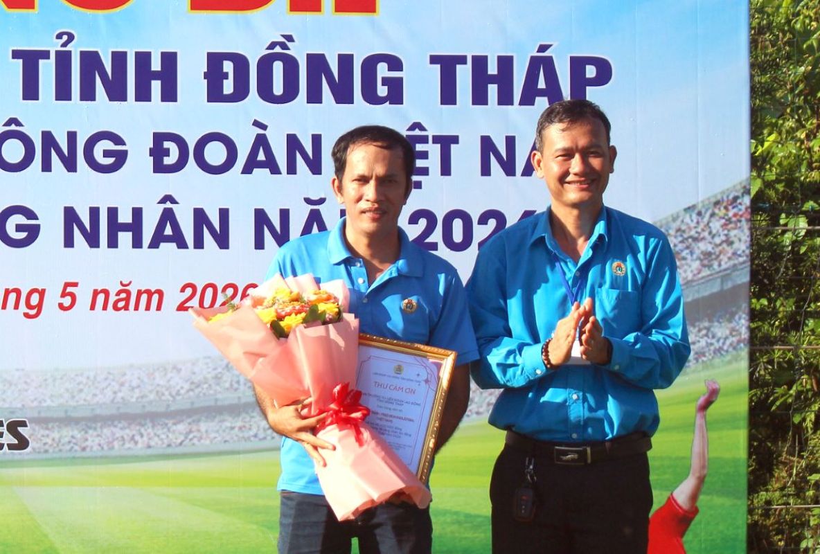 Phó Chủ tịch Thường trực Liên đoàn lao động tỉnh Đồng Tháp Hoàng Khắc Tinh tặng hoa và Thư cảm ơn đến đại diện Công ty TNHH Freeview Industrial Việt Nam đã đóng góp và đồng hành cùng giải. Ảnh: Thanh Mai