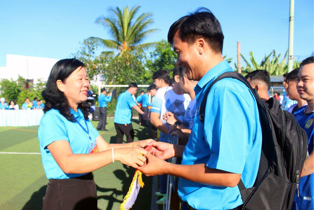 Chủ tịch Liên đoàn Lao động tỉnh Đồng Tháp Huỳnh Thị Tuyết Vui tặng cờ lưu niệm cho các đội bóng dự giải. Ảnh: Thanh Mai