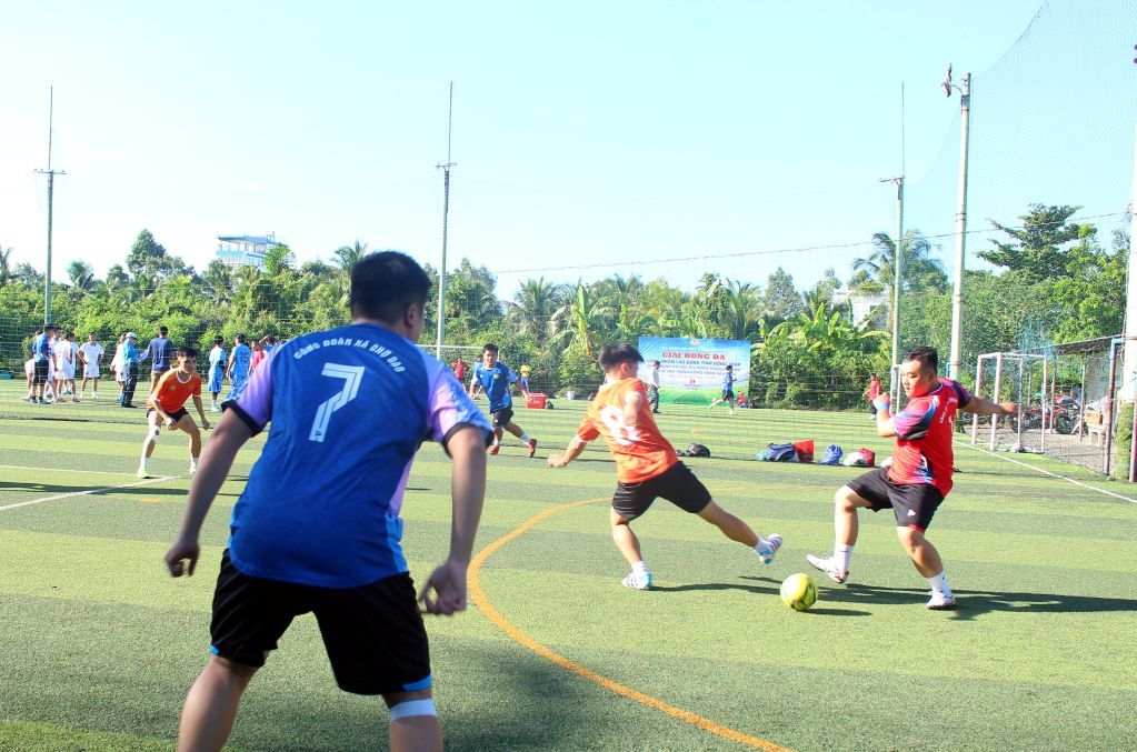 Ngay sau nghi thức khai mạc, các đội bóng đã bước vào cuộc tranh tài. Ảnh: Thanh Mai