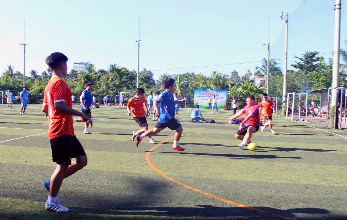 Các đội bóng thi đấu nỗ lực với những pha tranh chấp bóng quyết liệt, tạ ra không khí sôi nổi. Ảnh: Thanh Mai