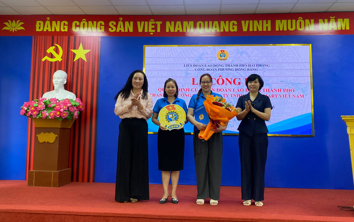 Leaders of the Hai Phong City Labor Federation and the Fatherland Front Committee of the ward awarded decisions and congratulated the newly established grassroots trade union. Photo: Nguyen Hue
