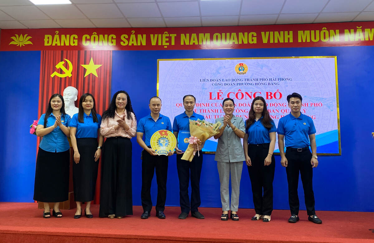 Lãnh đạo LĐLĐ thành phố Hải Phòng và Đảng ủy phường Hồng Bàng trao quyết định, chúc mừng 4 công đoàn cơ sở mới thành lập. Ảnh: Nguyễn Huệ