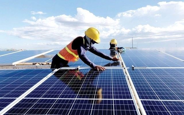 Những tấm pin mặt trời trên mái nhà dân