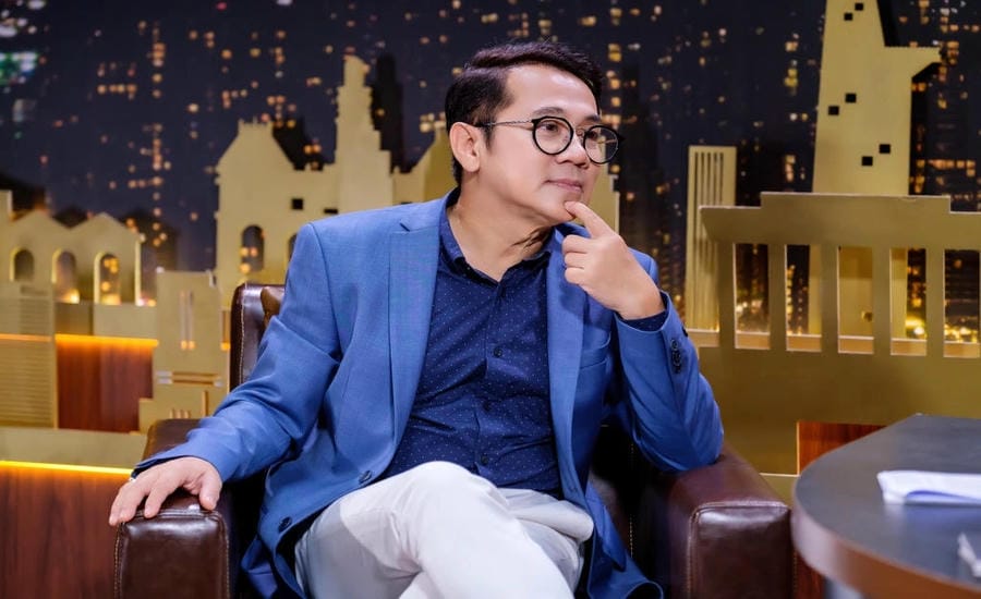 Meritorious Artist Thanh Loc said that he learned from colleagues and young artists about their working methods. Photo: Artist provided