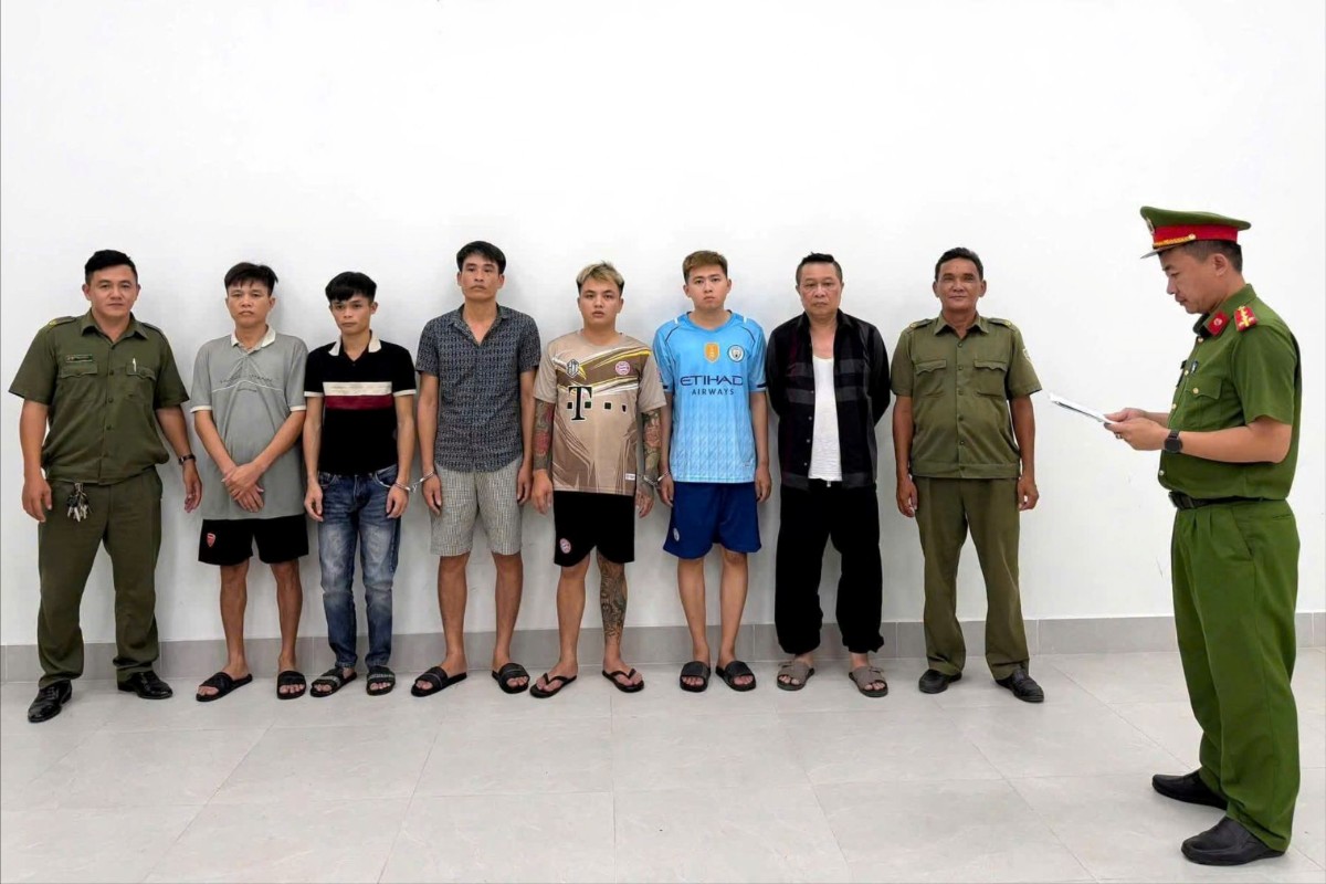 Các đối tượng bị bắt giữ để điều tra các hành vi sử dụng ma túy trái phép, lừa đảo qua mạng. Ảnh: CA