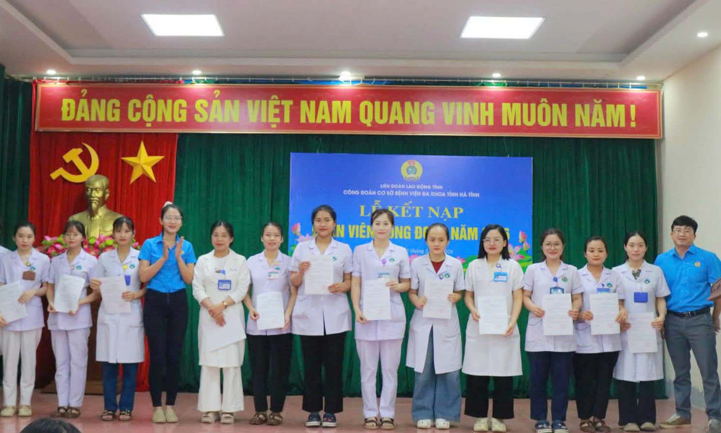 Ha Tinh Provincial General Hospital Trade Union admits 113 more union members. Photo: Hanh Loan