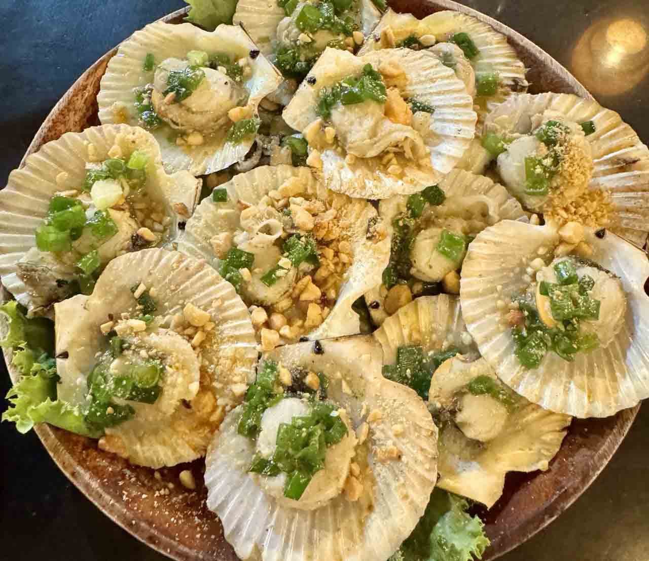 Sò điệp nướng mỡ hành.