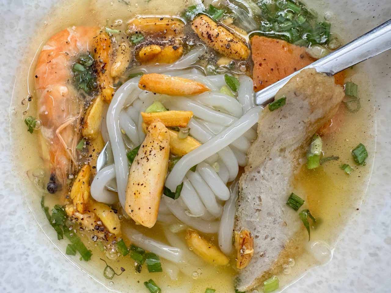 Bát bánh canh ghẹ có thêm tôm và chả cá, chả cua.
