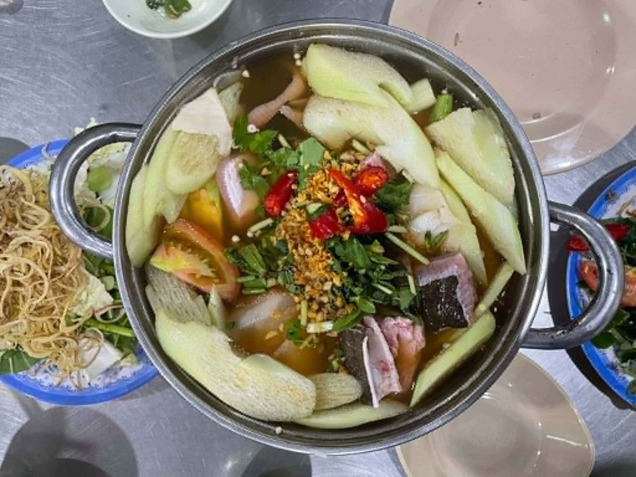 Một nồi lẩu cá đuối măng chua cho 2 - 4 người ăn.
