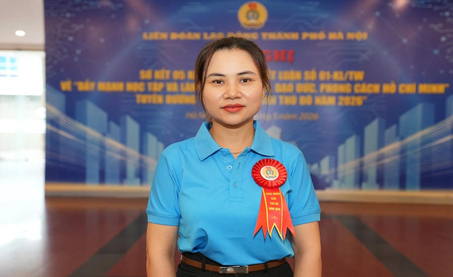 Chị Nguyễn Thị Vân - Công nhân Công ty TNHH K+K Fashion vinh dự nhận danh hiệu “Công nhân giỏi Thủ đô năm 2026“. Ảnh: Hữu Chánh