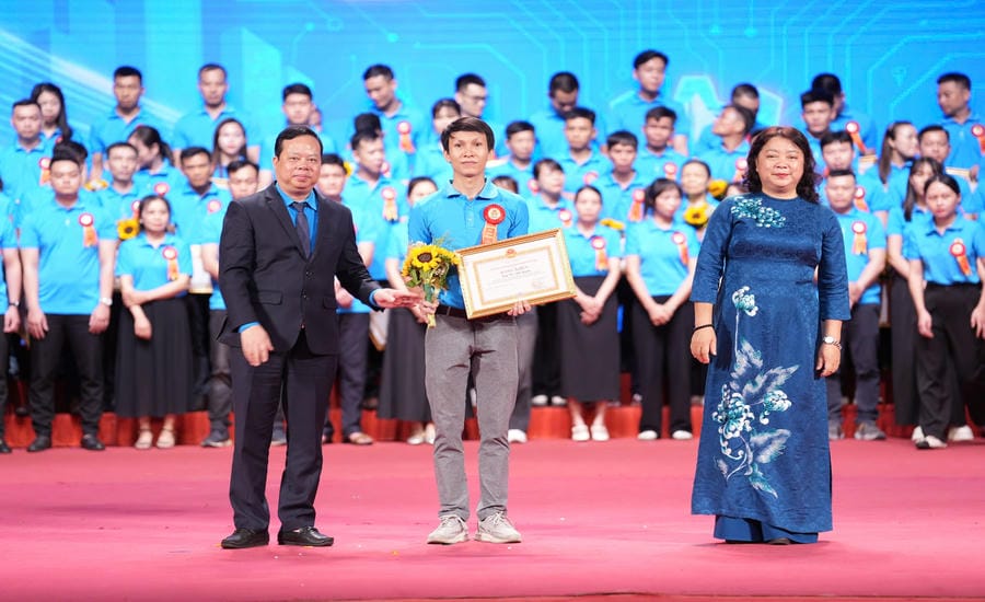 Mr. Vu Anh Quyen - Sumitomo Heavy Industries Vietnam Co., Ltd. receives the title "Capital's Good Worker 2026". Photo: Huu Chanh