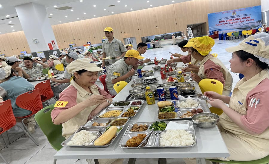Meals at the Trade Union Meal are diverse and increased in quality and quantity to suit the tastes of many workers. Photo: Kieu Vu