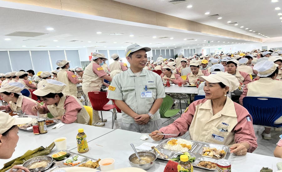 Ông Phan Thanh Hải - Chủ tịch Công đoàn Công ty TNHH Điện tử Meiko Việt Nam hỏi thăm công nhân về khẩu vị suất ăn trong Bữa cơm Công đoàn năm 2026. Ảnh: Kiều Vũ