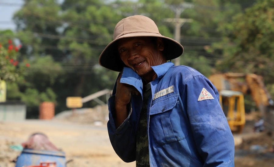 Ông Minh Hậu (60 tuổi) vất vả đội nắng mưu sinh, miệt mài làm việc giữa công trường Vành đai 3 bất chấp thời tiết nắng nóng kỷ lục. Ảnh: Anh Tú