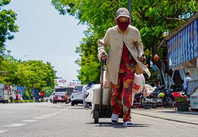 Workers stretch themselves to make a living in the scorching weather. Photo: Nguyen Luan