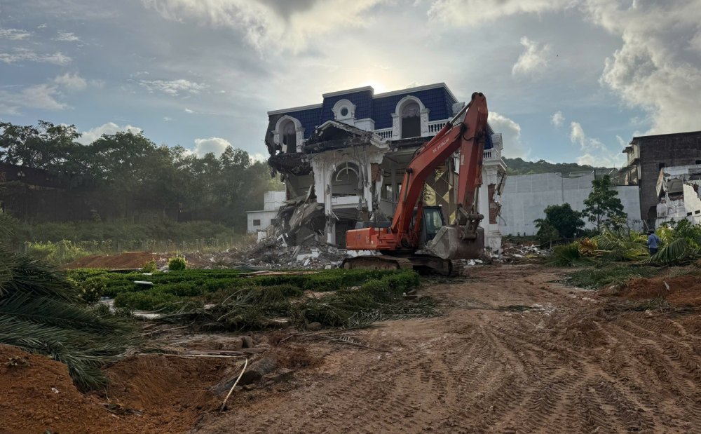 Functional forces carry out coercion of "mansions" in Phu Quoc built on state-managed land. Photo: Hoang Dung