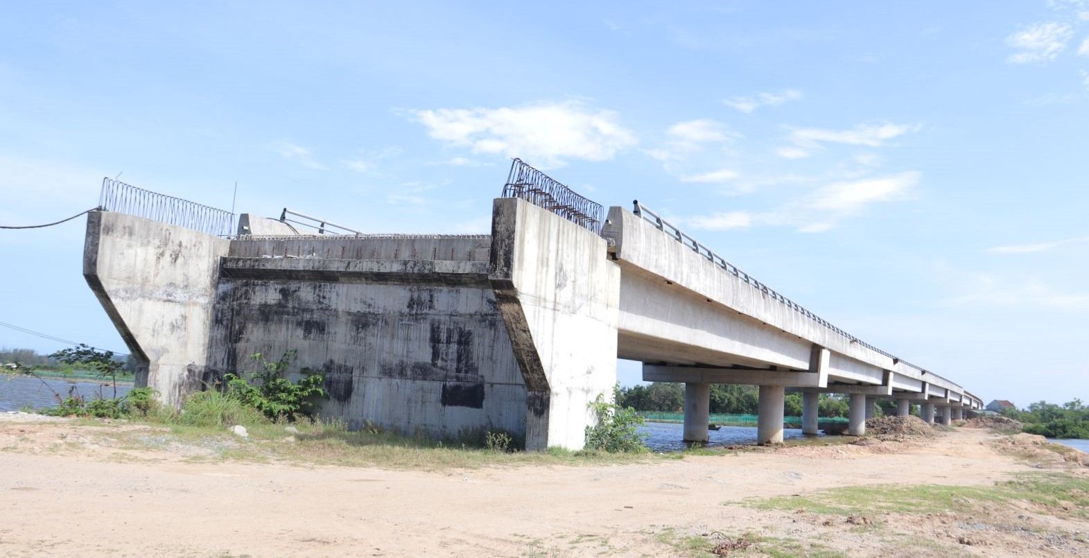 The Dung Quat - Sa Huynh coastal road section passing through Dong Son commune, Quang Ngai province is under construction due to difficulties in site clearance. Photo: Quang Ngai Provincial Electronic Information Portal