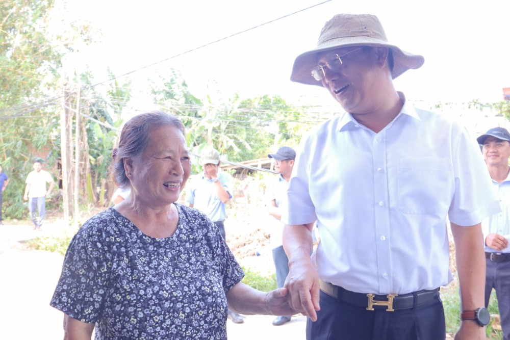 Ông Nguyễn Công Hoàng - Phó Chủ tịch UBND tỉnh Quảng Ngãi trao đổi với người dân vùng dự án. Ảnh: Cổng Thông tin điện tử tỉnh Quảng Ngãi