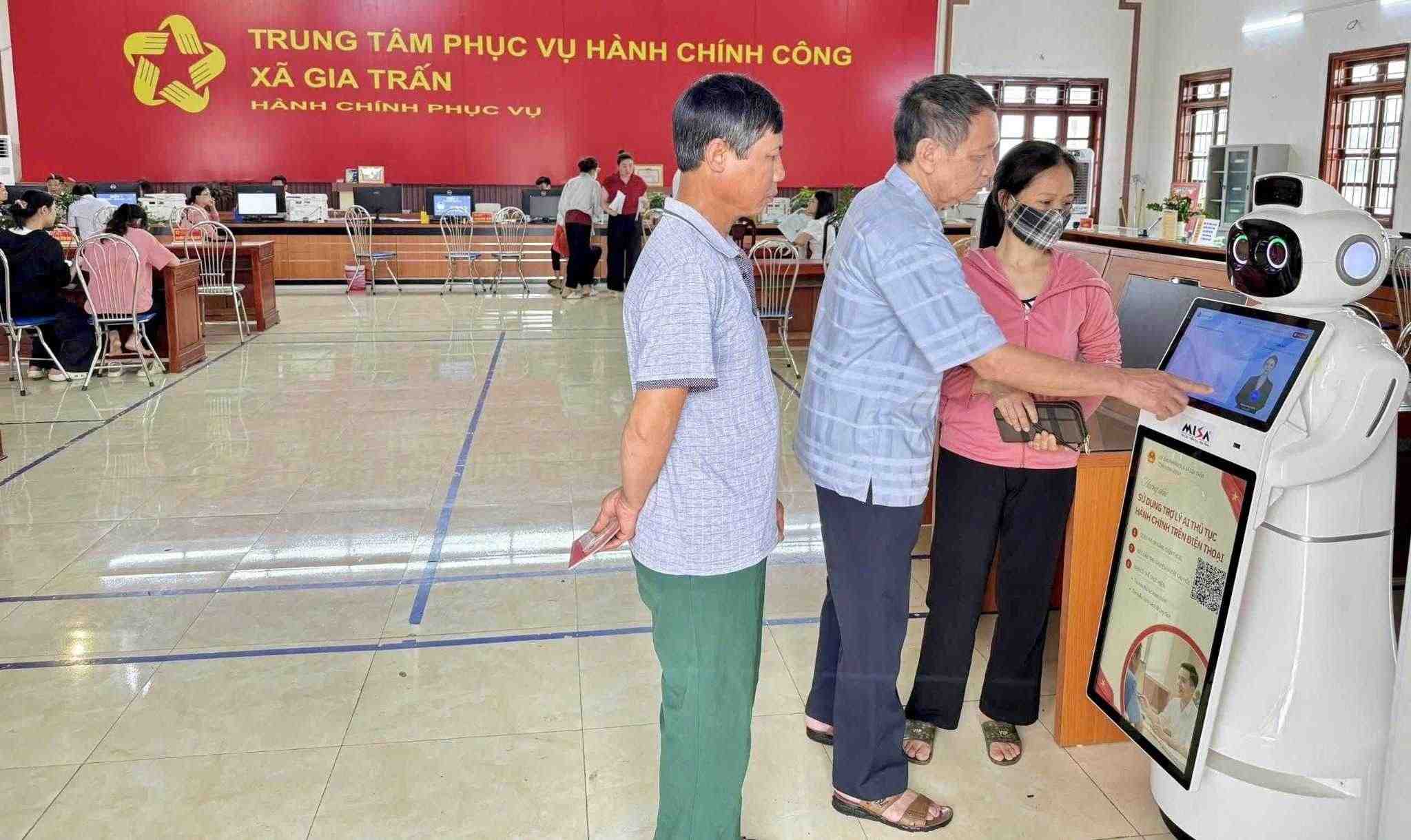 AI Robot application supporting administrative procedure resolution at Gia Tran Commune Public Administrative Service Center, Ninh Binh province. Photo: Nguyen Truong