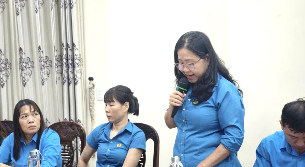 Bà Lê Thị Hải Châu - Chủ tịch Công đoàn cơ sở Công ty Cổ phần Dệt May 29/3 nêu thực trạng và những kiến nghị, đề xuất hoàn thiện chính sách đối với lao động nữ theo Bộ luật Lao động. Ảnh: Tường Minh