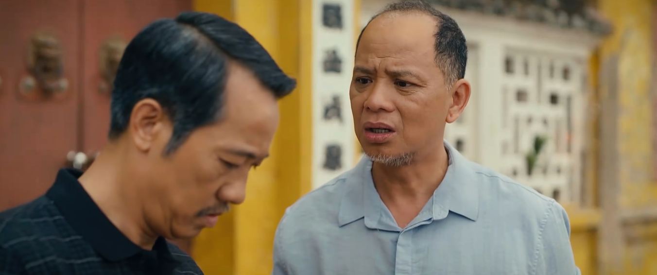 Sau khi tra hỏi bà Diện, ông Trực đã sang tìm ông Phúc để làm thân. Ảnh: VFC 