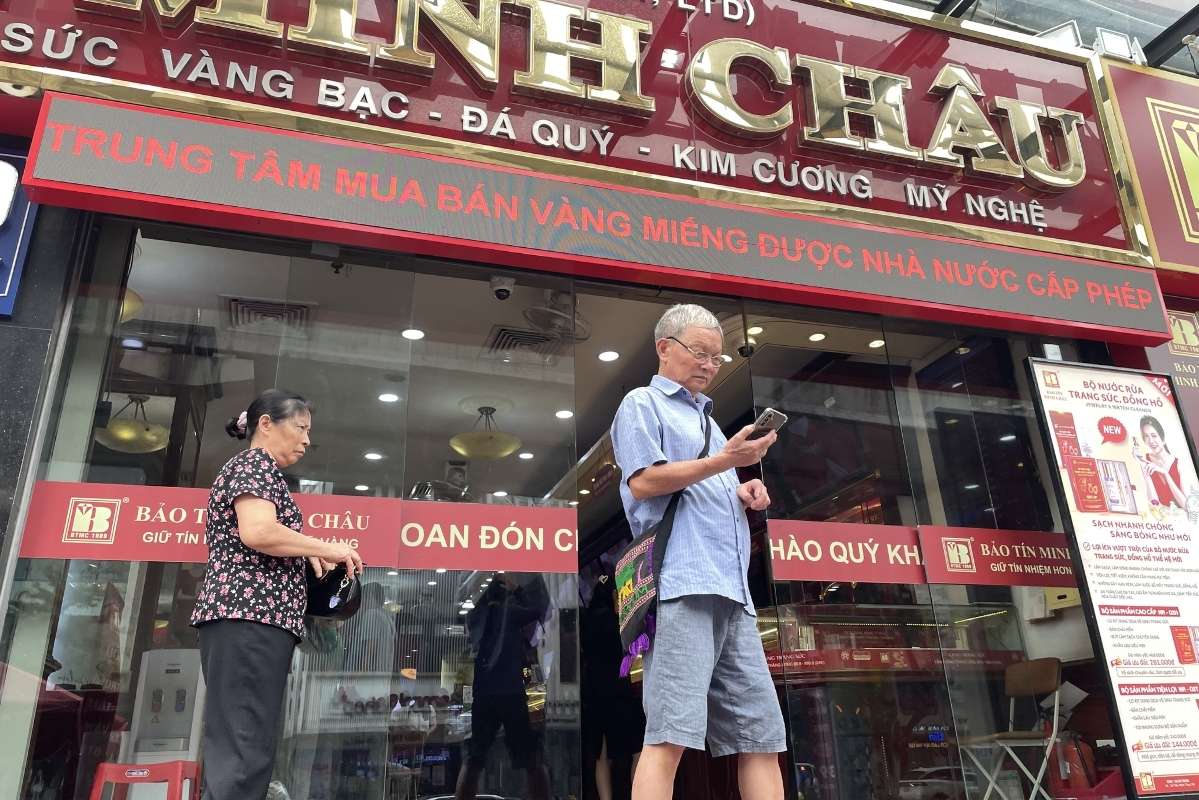 Người dân đến cửa hàng giao dịch vàng nhẫn tròn trơn và trang sức. Ảnh: Hạ Linh