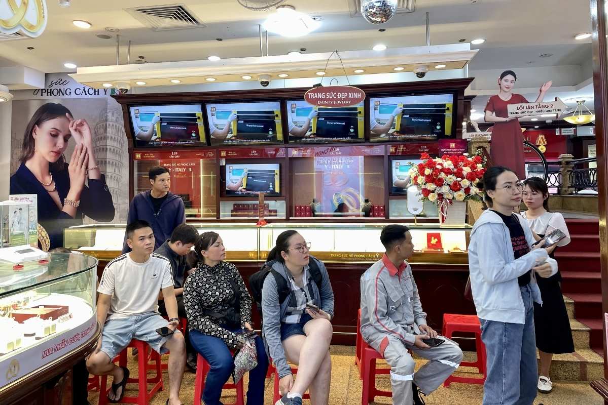 Gold prices plummet, people sit waiting for their turn to trade. Photo: Ha Linh