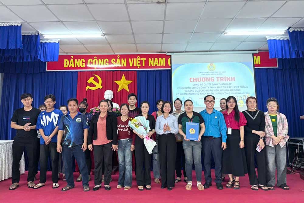 Representatives of the Tay Ninh Provincial Labor Federation present the decision to establish the grassroots Trade Union of Viet Thang Handbag Garment Co., Ltd. Photo: Hong Minh