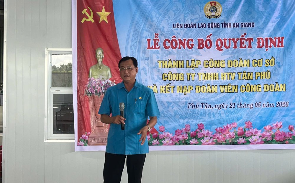 Phó Chủ tịch Liên đoàn Lao động tỉnh An Giang - Nguyễn Nhật Tiến phát biểu tại buổi lễ. Ảnh: Quang Vương