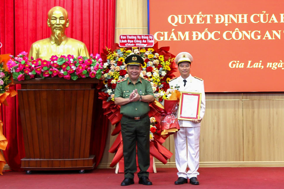 Major General Le Quang Nhan - Director of Gia Lai Provincial Police - awarded the decision to appoint the title of Senior Investigator; Head of the Investigation Police Agency of the Provincial Police to Colonel Duong Van Long - Deputy Director of the Provincial Police. Photo: Police