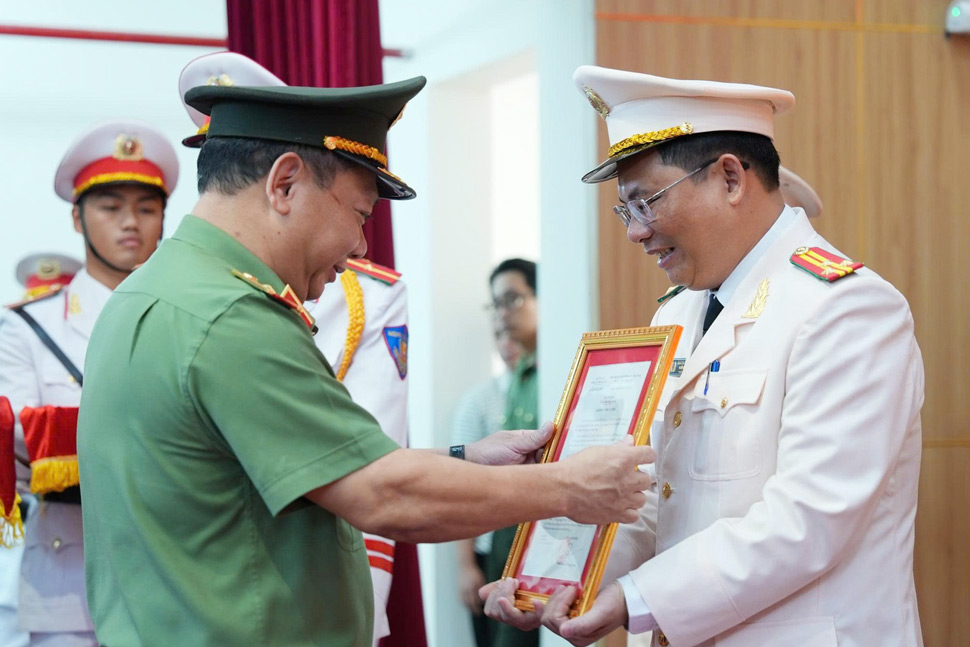 Các cán bộ nhận quyết định điều động. Ảnh: Công an