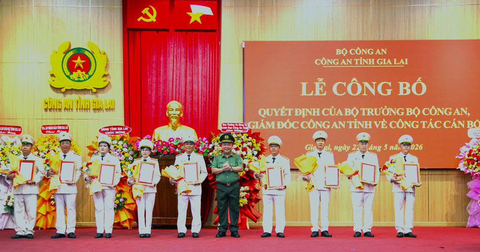 Thiếu tướng Lê Quang Nhân trao quyết định điều động công tác đối với 9 Trưởng phòng. Ảnh: Công an