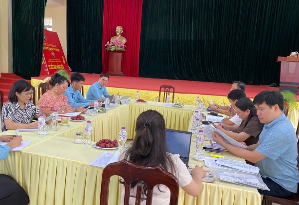 Inspection team of Phu Tho Department of Health working in Muong Bi commune. Photo: Hong Hanh