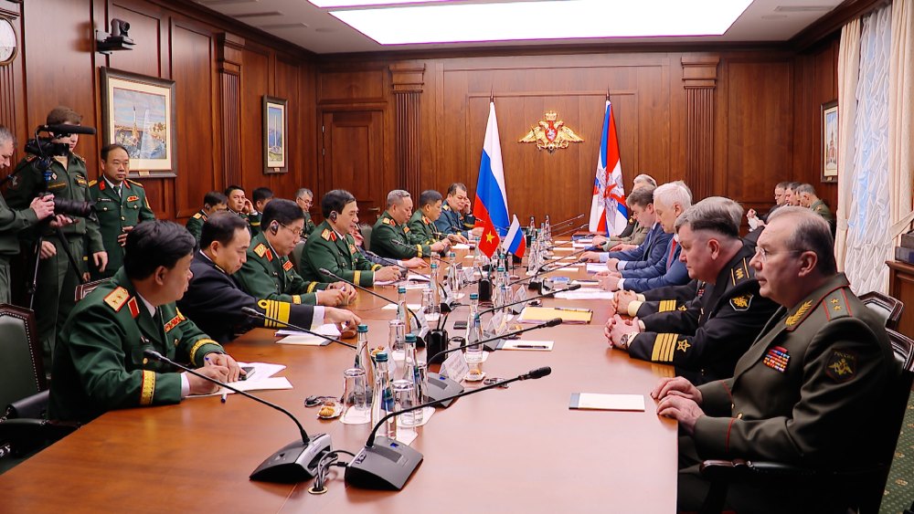 Talks after the welcoming ceremony of the high-level delegation of the Ministry of National Defense of Vietnam and the Ministry of National Defense of the Russian Federation. Photo: Thu Trang