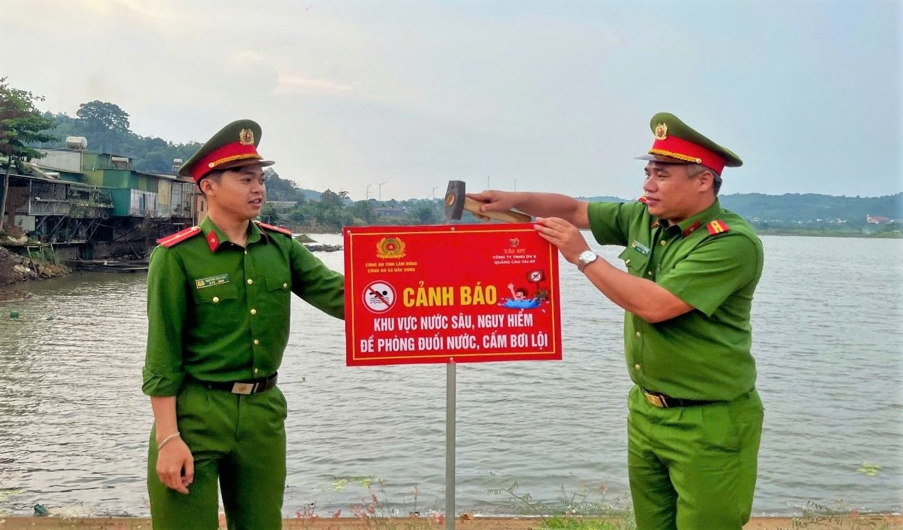 Lực lượng chức năng gắn biển cảnh báo phòng chống đuối nước tại các ao, hồ trên địa bàn tỉnh Lâm Đồng. Ảnh: Phúc Khánh